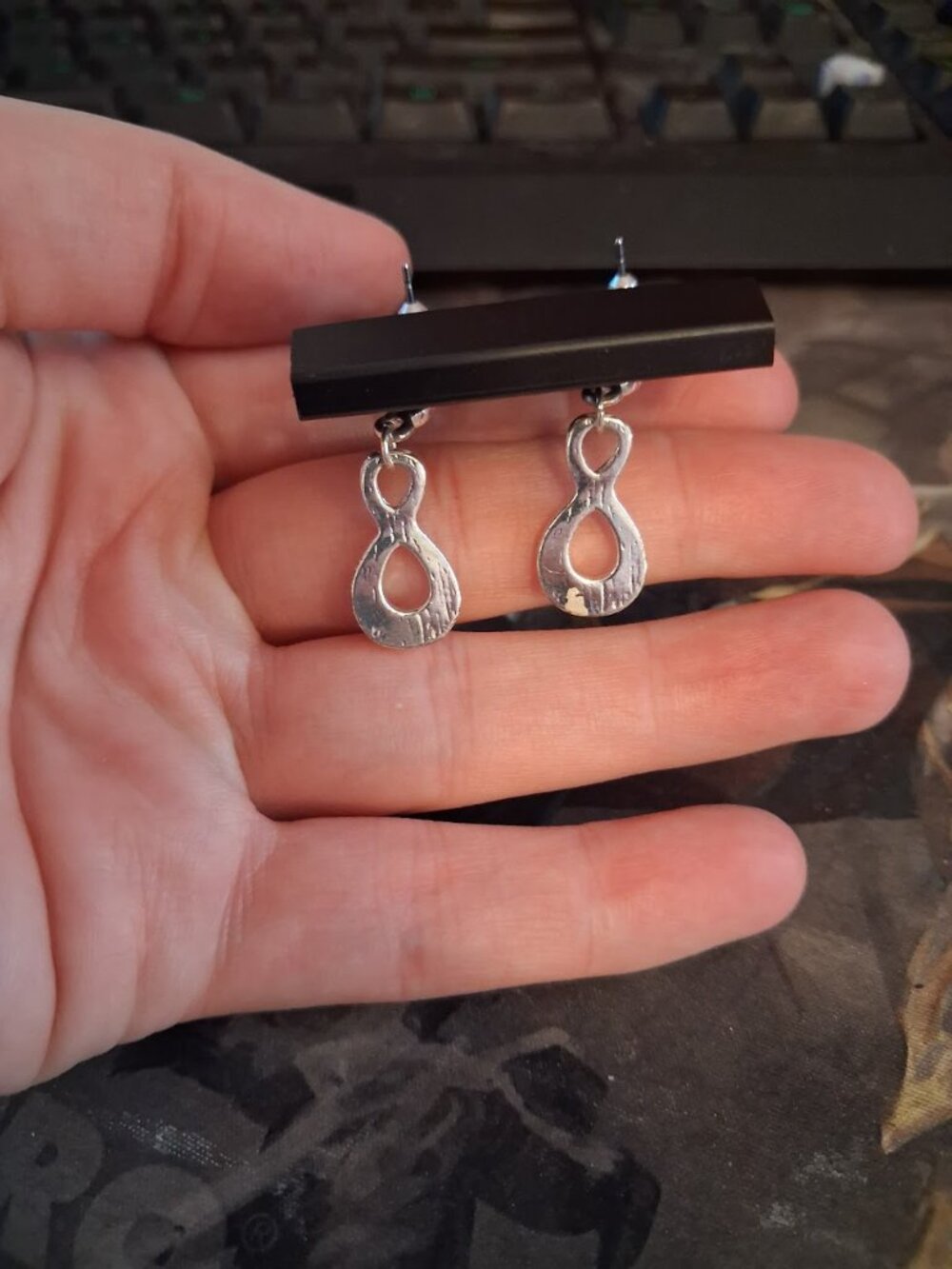 Infinity loop dangle earrings - Picture 4 of 4